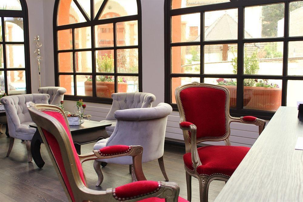 Hotel Restaurant La Poularde モントロン・レ・バン エクステリア 写真