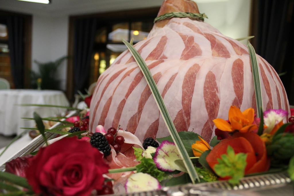 Hotel Restaurant La Poularde モントロン・レ・バン エクステリア 写真