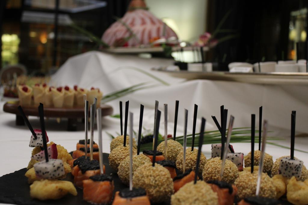 Hotel Restaurant La Poularde モントロン・レ・バン エクステリア 写真